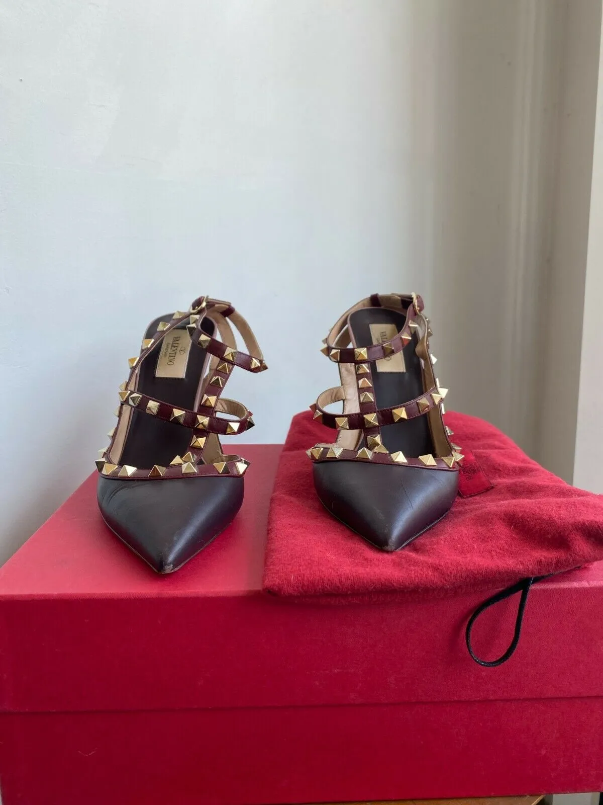 ROCKSTUD BURGUNDY ANKLE HEELS